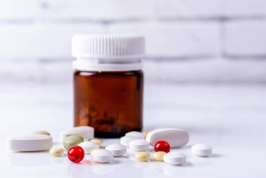 Tablet beyaz plastik kavanozdan dağılmış