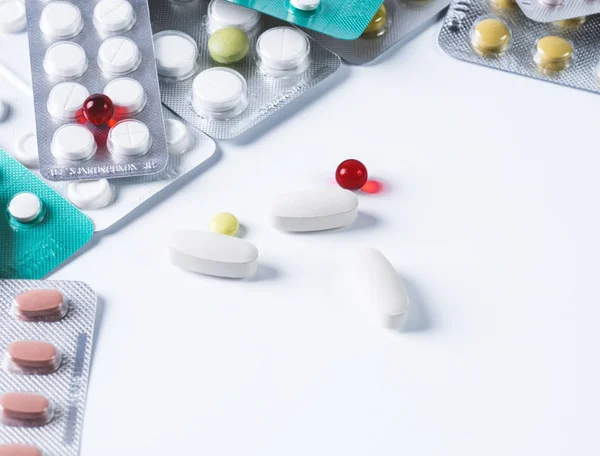 İlaç tıp hap ve kapsül beyaz arka plan üzerinde