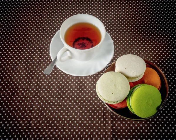 Weiße Tasse Mit Tee Und Eine Schüssel Mit Macarons Auf — Stockfoto