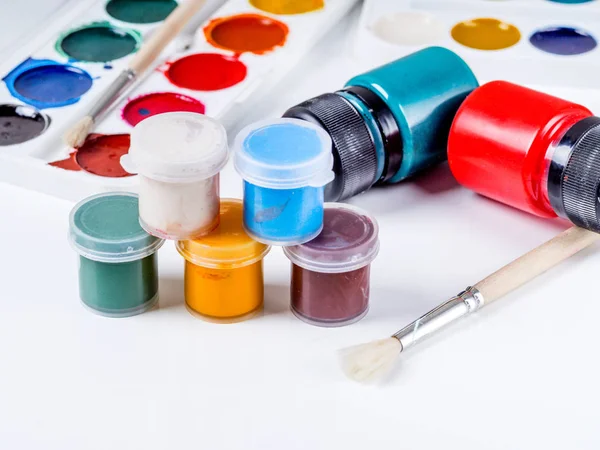 Çizim - boya ve beyaz bir arka planda fırçalar için aksesuarlar