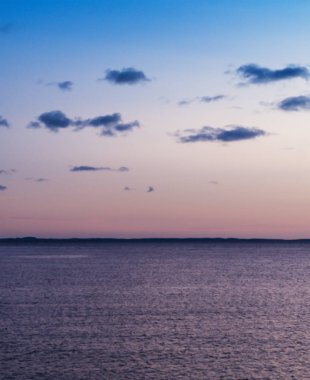 Renkli gökyüzü göl günbatımı bulutlar.