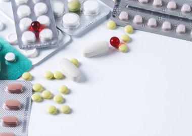 İlaç sanayiine yönelik blister ambalaj beyaz zemin üzerine tablet 