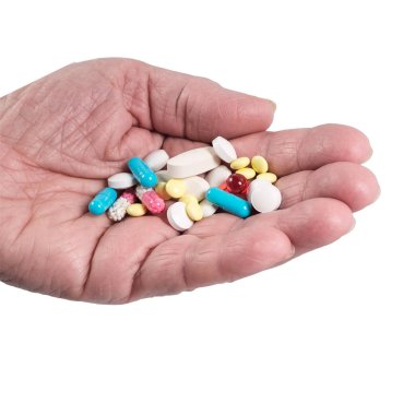 Hap, tablet ve kapsüller beyaz bir arka plan üzerinde avucunun içinde