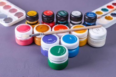 Resim için aksesuarlar. Boya, fırça ve renkli kalemler