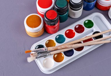 Renkli Aquarelle boya bir kutu ve fırçalar