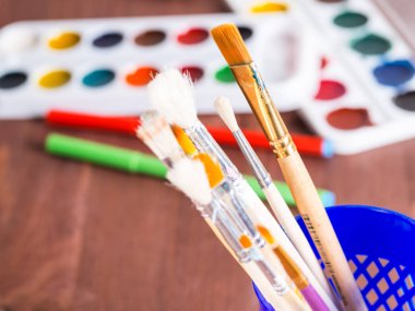 Bir fincan portre üzerinde arka plan bulanık sanatsal fırçaların