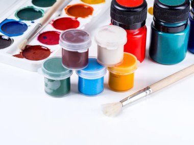 Kutular ve beyaz zemin üzerine fırçaları Akrilik boyalar çeşitli