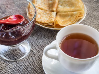 Çilek reçeli ile bir tabakta sıcak krep