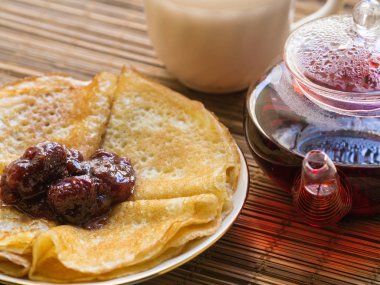 Lezzetli breakfast çilek reçel krep yerken üzerine.