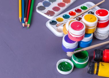 Bir fırça ve boya boya ile çok renkli Plastik Kavanozlar.