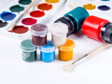 Kutular ve beyaz zemin üzerine fırçaları Akrilik boyalar çeşitli