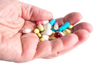 Hap, tablet ve kapsüller beyaz bir arka plan üzerinde avucunun içinde