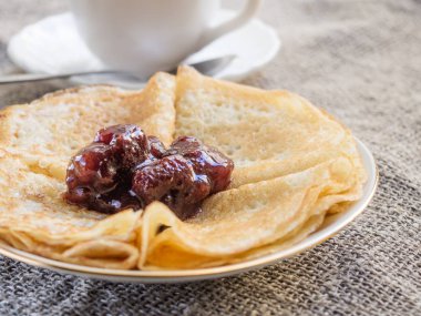 Lezzetli breakfast çilek reçel krep yerken üzerine.
