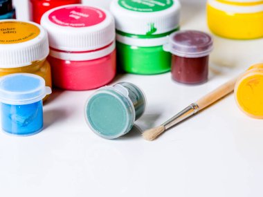 Çizim - boya ve beyaz bir arka planda fırçalar için aksesuarlar