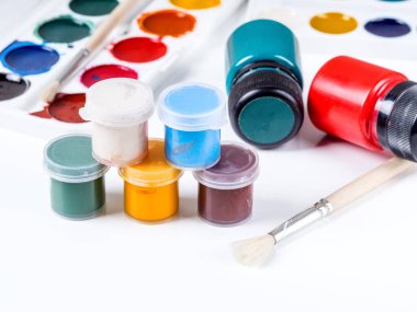 Boyalar, çizim ve beyaz bir arka planda fırçalar için