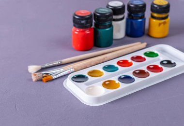 Renkli Aquarelle boya bir kutu ve fırçalar