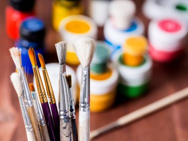 Bulanık bir arka plan üzerine çizmek için fırçalar