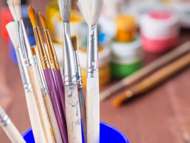 Bulanık bir arka plan üzerine çizmek için fırçalar