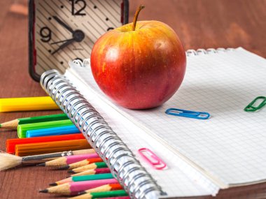 Okul bir ahşap arka plan sağlar. Okula dönüş