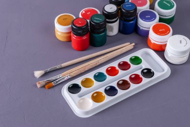 Renkli Aquarelle boya bir kutu ve fırçalar