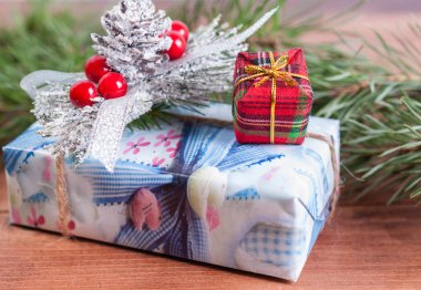 Kraft kağıt, çam dalları, ahşap arka plan üzerinde St. Baba'nın bir heykelcik hediye kutuları