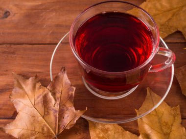 Sonbahar konsepti sonbahar çevrili çay yaprakları.