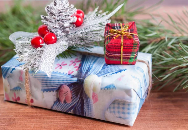 Kraft kağıt, çam dalları, ahşap arka plan üzerinde St. Baba'nın bir heykelcik hediye kutuları