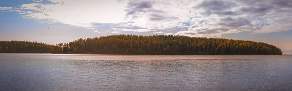 Havsvik Med Öar Horisonten Och Cirrus Moln Himlen — Stockfoto