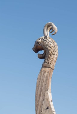 Bir ortaçağ viking gemisi mavi gökyüzüne karşı burun parçası