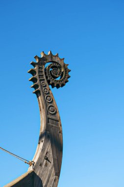 Bir ortaçağ viking gemisi mavi gökyüzüne karşı burun parçası