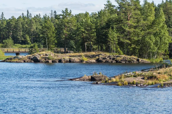 Fluss Mit Einem Steinernen Vorgebirge Und Steinernen Ufern — Stockfoto