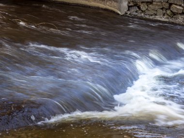 köpük closeup ile küçük şelale