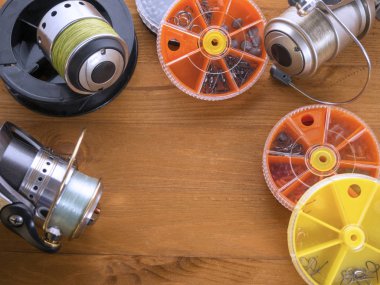 Iplik makaraları ve kopya alanı ahşap bir zemin üzerine küçük dişli yuvarlak kutularını. Yukarıdan görüntülemek