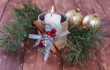 Beyaz Mum ev yapımı bir şamdan, Noel topları ve çam dalları