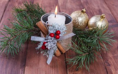 Beyaz Mum ev yapımı bir şamdan, Noel topları ve çam dalları