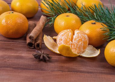 Yeni yıl kartı mandalina, çam dalları ve tarçın ile