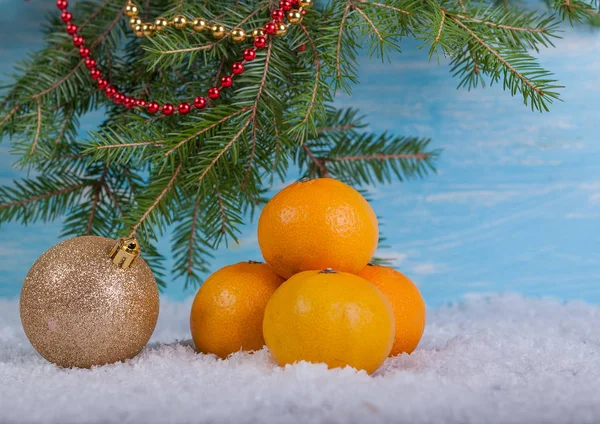 Mandarynki Boże Narodzenie Ball Śniegu Świerkowych Gałęzi — Zdjęcie stockowe