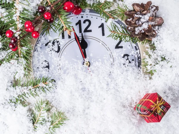 Relógio Natal Com Decoração Inverno Neve — Fotografia de Stock