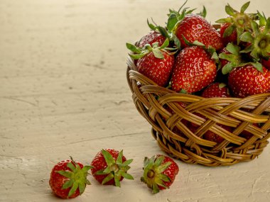 Taze kırmızı çilek ile küçük bir sepet