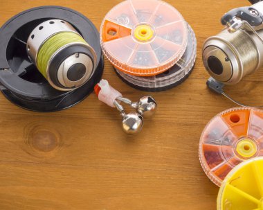 Iplik makaraları ve kopya alanı ahşap bir zemin üzerine küçük dişli yuvarlak kutularını. Yukarıdan görüntülemek