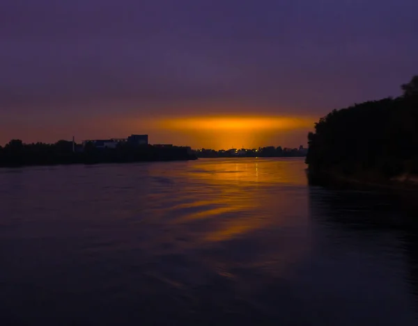 Mörkblå himmel med gula stadens ljus. — Stockfoto