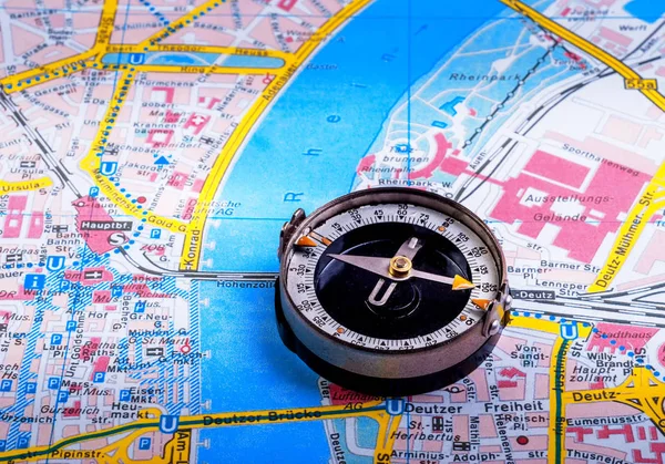 Kompass auf einem Stadtplan. Nahaufnahme — Stockfoto