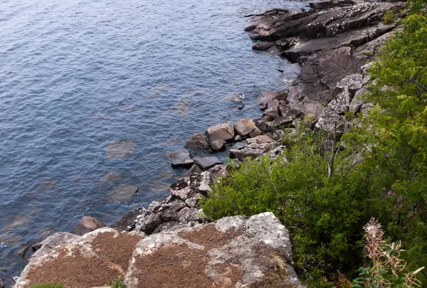 A vista da altura da costa rochosa — Fotografia de Stock