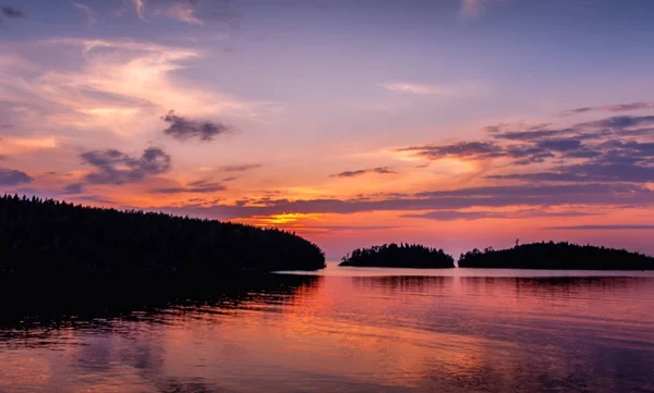 Pôr do sol paisagem no Lago Ladoga . — Fotografia de Stock