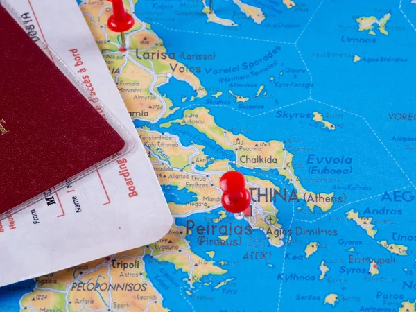 Passaporte com cartões de embarque no mapa — Fotografia de Stock