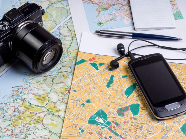 Mapas da Noruega, bússola, câmera, smartphone com fones de ouvido. Conceito de viagem — Fotografia de Stock
