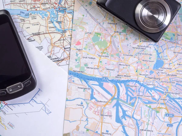 Het plannen van een reis rond de stad. Camera en smartphone op de kaart Rechtenvrije Stockfoto's