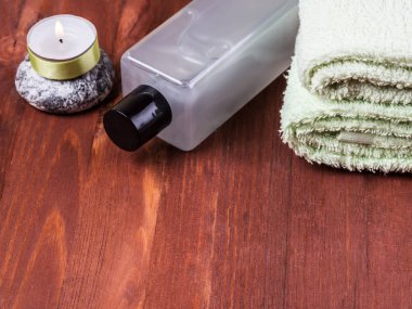 Spa Salonu için arka plan. Havlu, yağ şişesi ve taştan bir mum