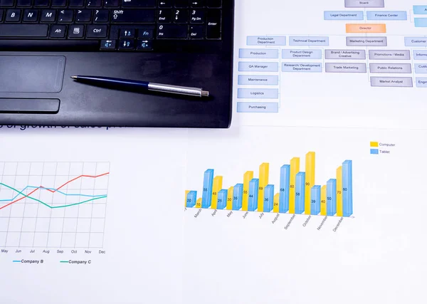 Grafik grafikler ve defter, masanın üzerinde tükenmez kalem
