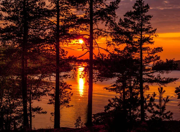 Vista do sol e do lago ao pôr do sol — Fotografia de Stock